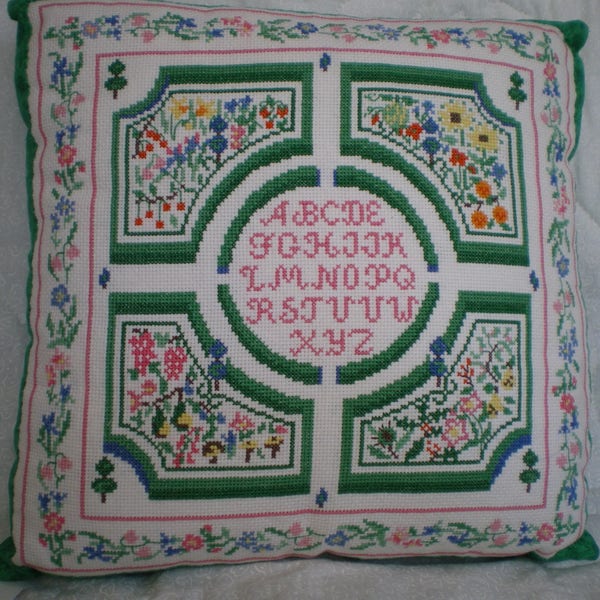 Coussin, brodé, réalisé en points comptés, abécédaire, coloris blanc, vert, rose, 100% coton, 33 x 33 cm, REF COUSSIN ABC