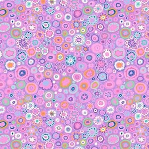 Può includere: Un vivace motivo ripetuto di forme circolari colorate nelle tonalità di rosa, viola, arancione e blu. Il design presenta varie dimensioni e stili di motivi floreali e astratti, creando un motivo tessile vivace e visivamente accattivante.