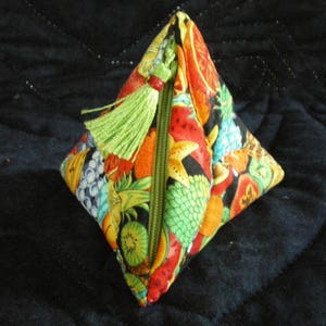 Monedero pequeño, tejido patchwork, 100% algodón, forma piramidal, estampado multicolor, lado 10 cm, REF PYRAMID V