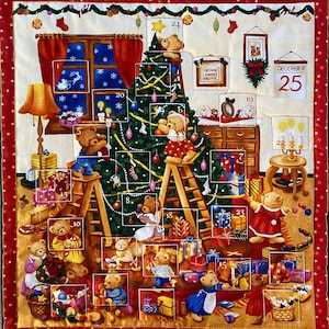 Puede incluir: Un calendario de adviento con temática navideña, con osos de peluche decorando un árbol de Navidad. El calendario tiene 25 ventanas numeradas, un borde rojo y un diseño festivo. La imagen incluye un árbol de Navidad, regalos y el texto "HOME SWEET HOME".