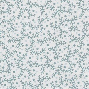 Peut inclure: Un tissu blanc avec un motif répétitif de branches bleues et de petits points bleus.