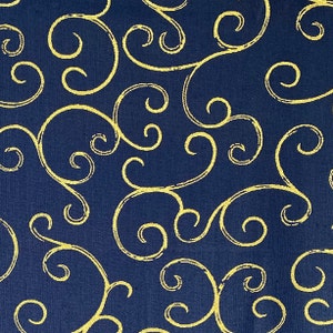 Peut inclure: Un tissu bleu marine avec un motif répétitif de volutes dorées.