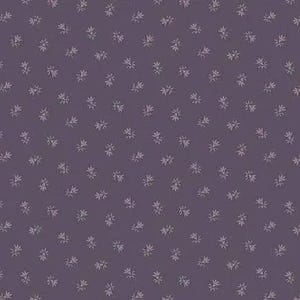 Könnte beinhalten: Dunkelvioletter Stoff mit einem sich wiederholenden Muster aus kleinen, hellgrauen Blumenmotiven. Die Blumenmotive sind gleichmäßig verteilt und erzeugen eine gleichmäßige Textur. Das Design hat eine zarte, vintage-inspirierte Ästhetik.
