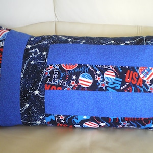 Coussin en bandes, tissu patchwork, imprimé américain, coloris bleu roi, 30 x 50 cm, 100% coton, REF COUSSIN B