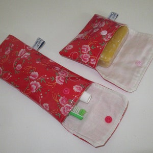 Porta sapone, porta spazzolino e porta dentifricio, in cotone rivestito, rosso Petit Pan con fiori rosa, foderato in piquet di cotone bianco
