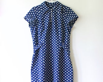 Vintage Blau Weiß gepunktetes Midi Kleid // Kurzarm Tageskleid mit Kragen und Gürtel // Retro 60s 70s Polyester Kleid // L Large