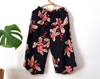 Pantalones cortos holgados con estampado floral negro vintage para mujer // Pantalones capri retro // Pantalones cortos de viscosa // Pantalones cortos con cintura elástica // Talla pequeña // Ropa de los 90