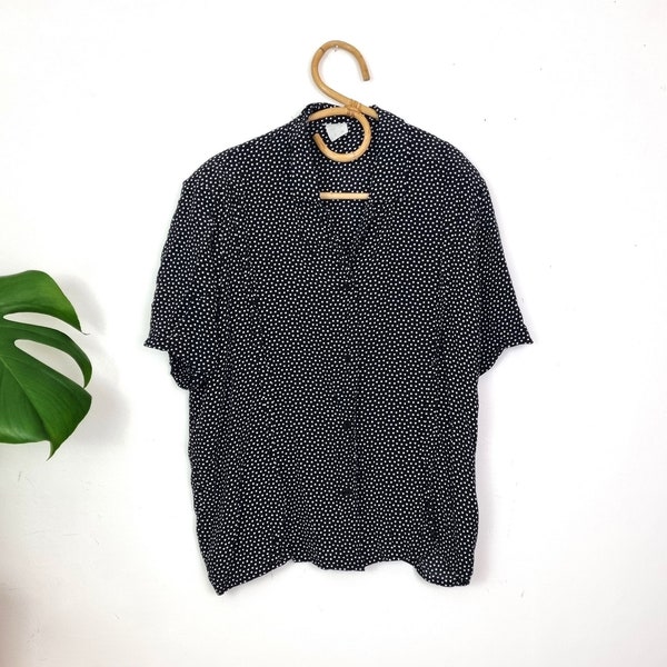 Bluzka damska w czarno-białe kropki w stylu vintage // Koszula z wiskozy z krótkim rękawem // Bluzka z kołnierzykiem zapinana na guziki // Ubrania z lat 90. // L