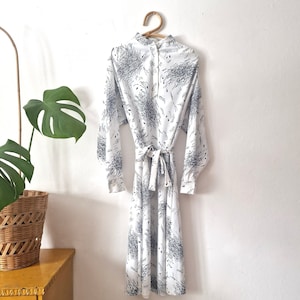 Vintage White Blue Long Sleeve Dress // Mandarin Collar Retro Dress // 60s 70s Clothing // Finnish Clothing // L Large // Joutsela Finland