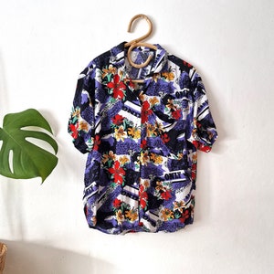 Bluzka damska w stylu vintage w wielokolorowe wzory abstrakcyjne // Koszula z krótkim rękawem // Koszula z kwiatowym wzorem zapinana na guziki // Bluzka z kołnierzykiem // Odzież z lat 80. i 90. // Rozmiar S