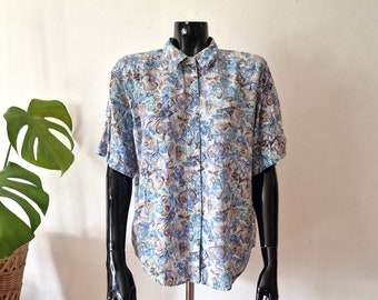 Vintage dames blauw beige bloemenblouse // shirt met korte mouw // overhemd met knopen // top met kraag // jaren 80/90 kleding // M medium // Canelle