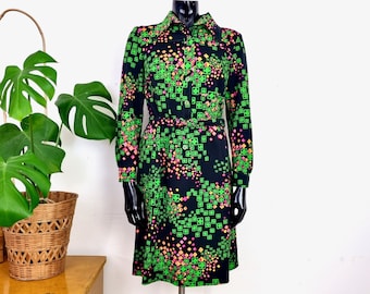 Vintage Schwarz Grün Rosa Midi Kleid // Kleid mit spitzem Kragen // Langarm Kleid mit Knöpfen // Pirkkos Puku // 70er Jahre finnische Mode // M Medium