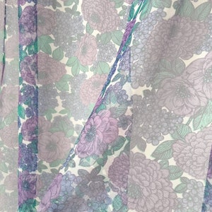 Ensemble vintage de 2 rideaux translucides floraux bleu violet vert blanc // rideaux transparents // rideaux transparents à imprimé fleur rétro // 60s 70s