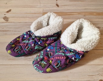 Pantofole da casa vintage viola // Pantofole da salotto in pelliccia con stampa di fumetti // Pantofole morbide e calde // Pantofole retrò // EU 37-38 UK5 US7