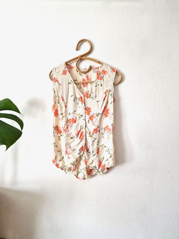 Vintage Women's White Floral Top // Sleeveless Button Up Shirt // Flower Print Viscose Top // Retro Shirt // 34/36 XS S // 90s Clothing