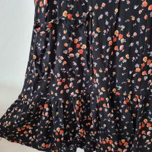 Vintage Schwarzes Kleid mit Rüschensaum und Blumenmuster // Ärmelloses 90er Jahre Kleid // S M // Grunge Kleid // 90s Finland Kleidung // Kielo Bild 4