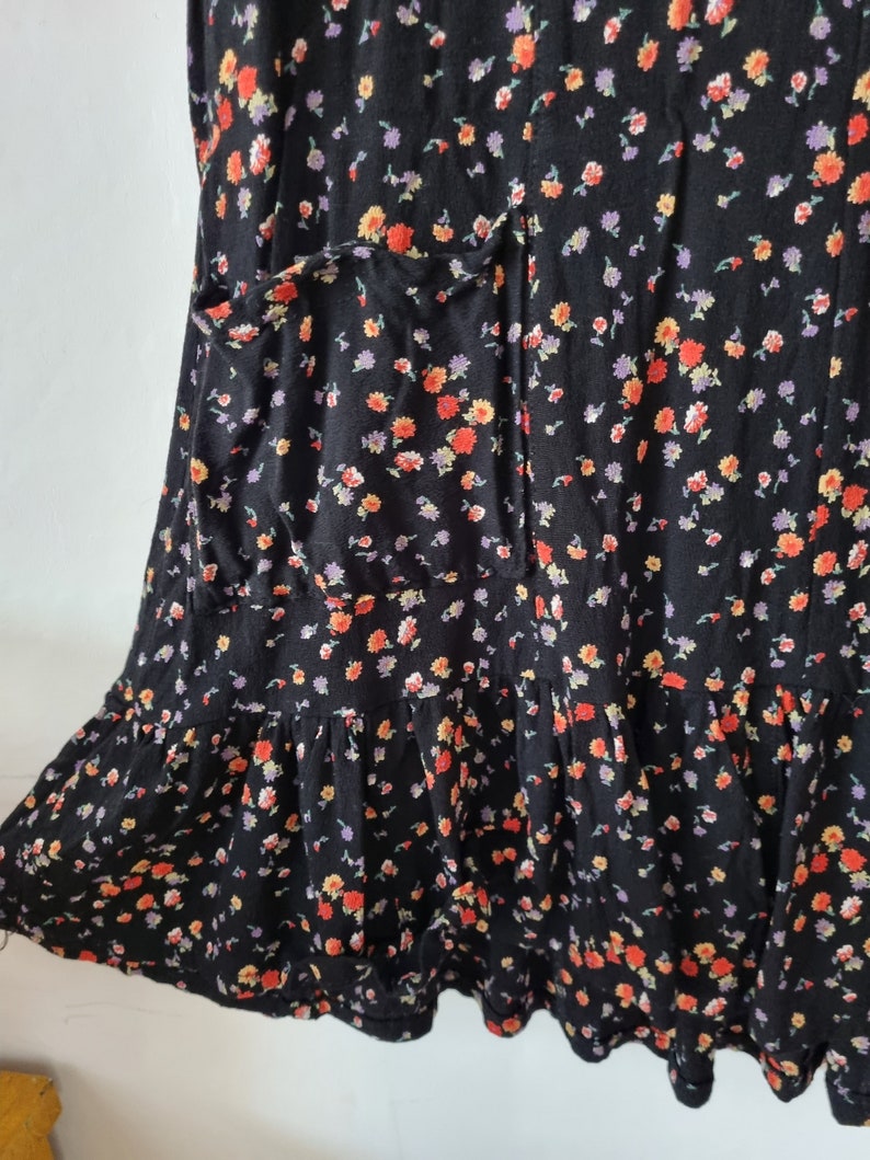 Vintage Schwarzes Kleid mit Rüschensaum und Blumenmuster // Ärmelloses 90er Jahre Kleid // S M // Grunge Kleid // 90s Finland Kleidung // Kielo Bild 4