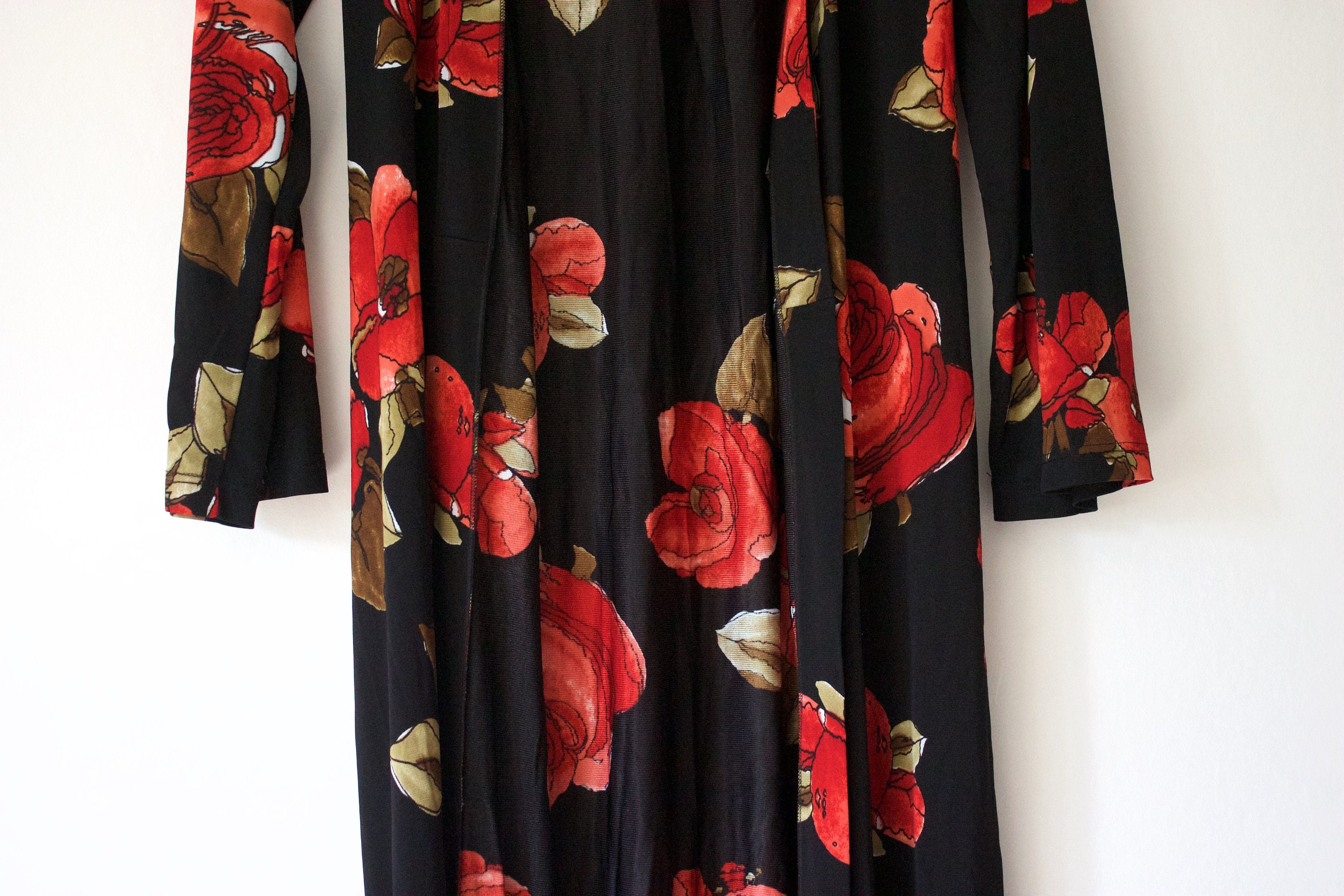 Vintage Women's Black Red Floral Morning Robe // Rose Print Vintage Women's Black Red Floral Morning Robe // Rose Print