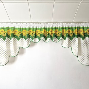 Gardinkappa med blommönster i vintagestil // Vit Grön Gul Retro gardinkappa // 60-70-tal Hem // Fönsterkappa // RYDBOHOLM Sverige