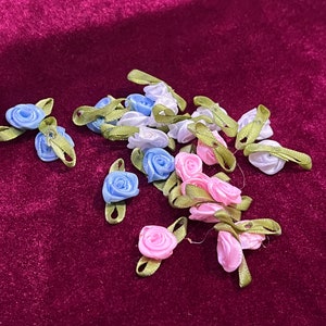 Satinband-Rosen, Blumen aufnähen, Rosen rosa, Rosen blau, weißes Rosenband, Nähen, Basteln, 20, 50, 100, Rosen, Deko,