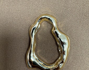 Anillo pequeño martillado, anillo impar, anillo de moda, hebilla, hebilla martillada, hebilla martillada de oro, anillo de 5 cm