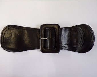 Ceinture noire, demi-ceinture, grande sangle kilt, ceinture en similicuir. Ceinture d’exposition