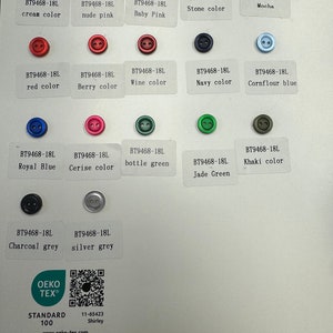Op de afbeelding: Een kaart met 12 verschillende gekleurde knoppen, elk met een ontwerp met twee gaten. De knoppen zijn gelabeld met hun bijbehorende kleuren en de tekst "BT9468-18L". De kaart bevat ook het Oeko-Tex Standard 100 logo en een QR-code.