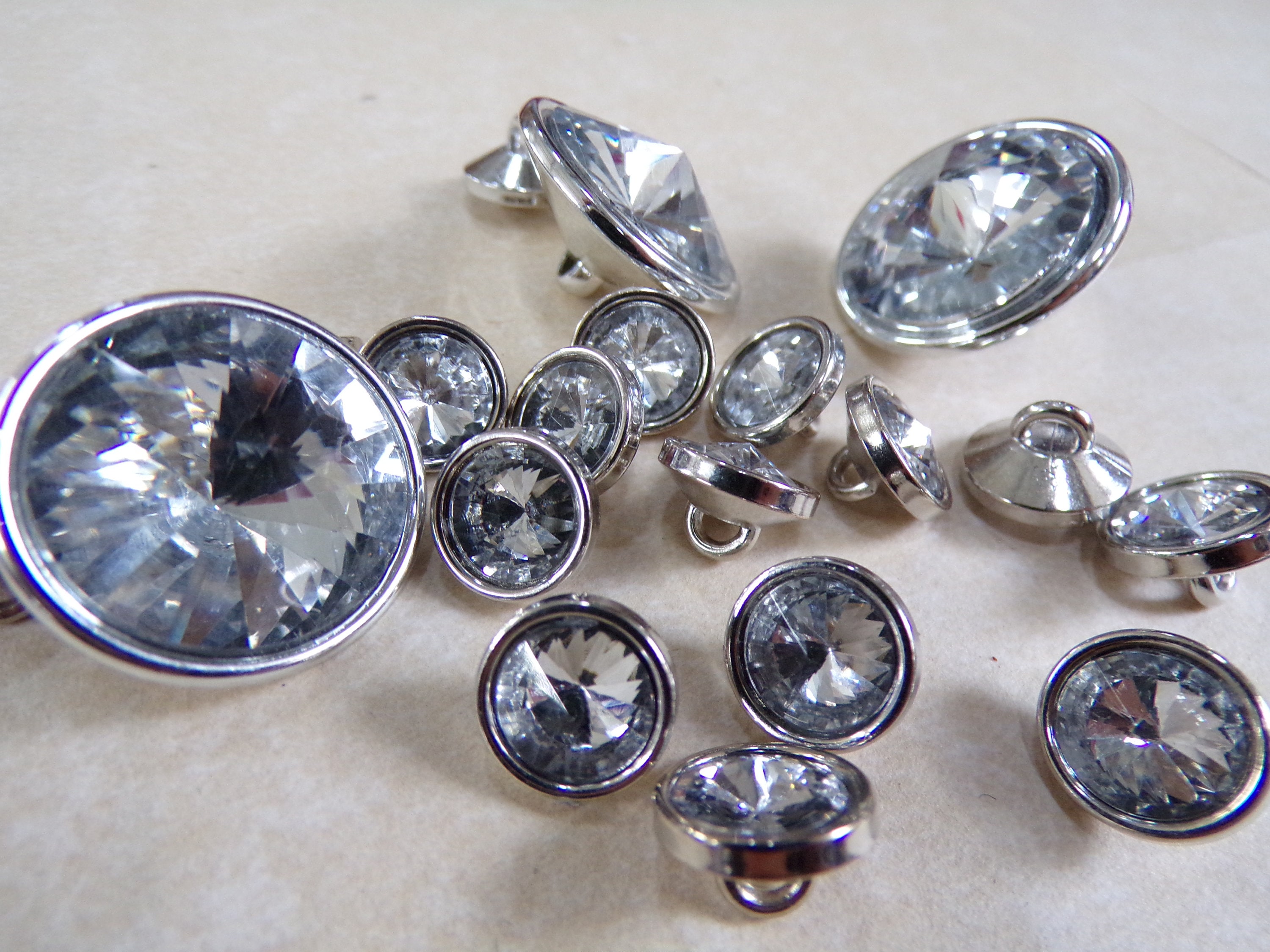 10 Pcs,crystal Buttons,round Buttons,rhinestone Buttons,buttons  W/shank,flower Center,silver Rhinestones,shank Buttons. 