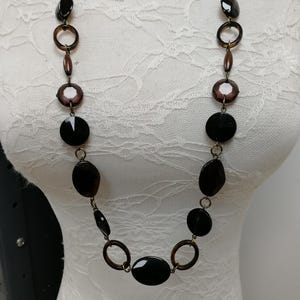 Halsband med dk brunt pärlfärg, pärlhalsband, smyckesked, 44 cm längd