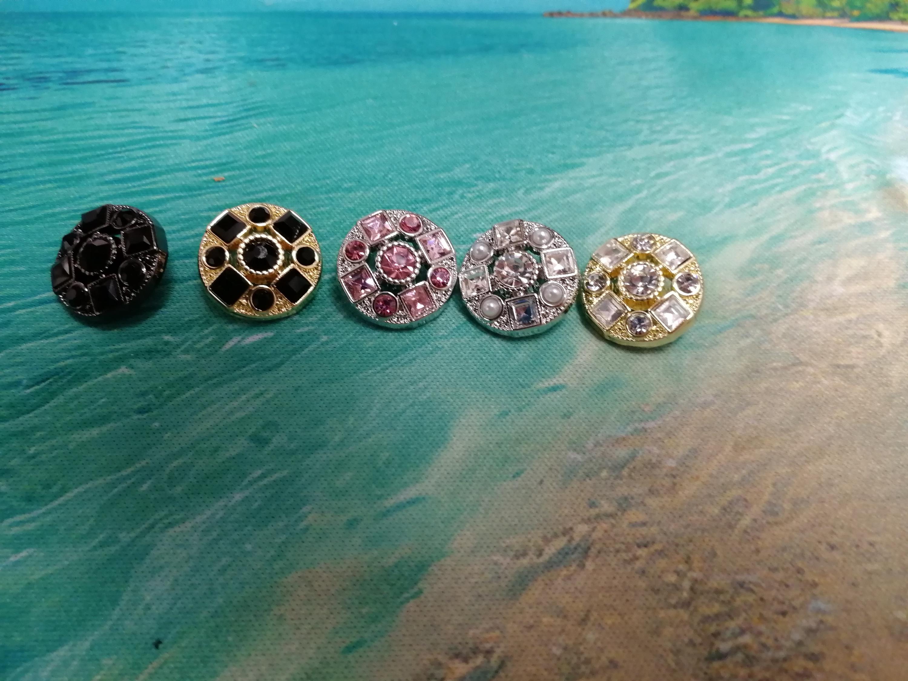 5 diversi pulsanti di dettaglio, pulsante 24L, pulsante diamantato, pulsanti,