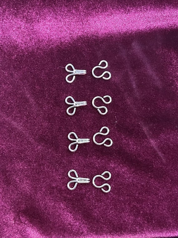 24 ganci da cucito in 3 misure con chiusura a occhi in metallo, ganci per reggiseni e pantaloni, gonne, riparazione di abbigliamento (argento e nero) (1 taglia 10 mm nero e argento