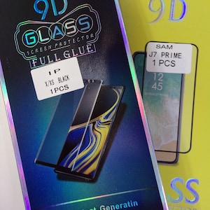 Op de afbeelding: Twee verpakkingen met 9D glazen schermbeschermers. De verpakking links is voor een iPhone X/XS en heeft de tekst "Full Glue". De verpakking rechts is voor een Samsung J7 Prime en heeft de tekst "1 PCS".