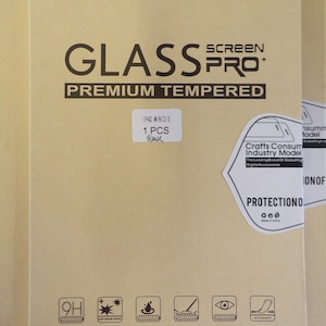 Puede incluir: Una bolsa de papel marrón con el texto "GLASS SCREEN PRO+ PREMIUM TEMPERED" impreso en ella. La bolsa contiene un protector de pantalla para un iPad Mini 2/3. El protector de pantalla está hecho de vidrio templado y tiene una dureza de 9H. La bolsa también incluye una pegatina con el texto "Crafts Consum Industry Model The Leading Brand Of Global High DigitalAccessories PROTECTIONO Made in China".