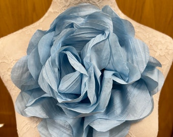 Mooie blauwe roos, bloempin, bruidsroos, bloem, stoffen roos, corsage, bruidscorsage