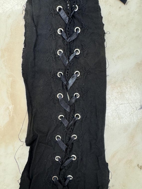 À lacets, lacets de corset, oeillets pour lacets, passementerie