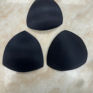 Puede incluir: Tres insertos de sujetador de forma triangular negra. Los insertos están hechos de un material suave y flexible.