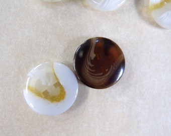 Trendy Horn buttons in 2 colours, White or Brown 18mm (28L) special slit style holes