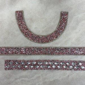Puede incluir: Tres piezas de ribete de strass rosa y plateado. El ribete está hecho de pequeños strass brillantes y es perfecto para añadir un toque de glamour a cualquier proyecto.
