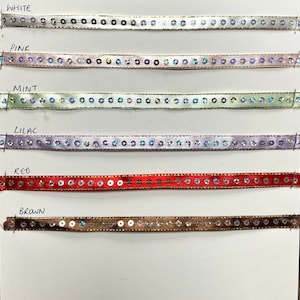 Pailletten auf Satinband, Satinband, Paillettenband, Geschenkband, Pailletten, Paillettenbesatz, Bastelband, Tortenband, Blume genäht