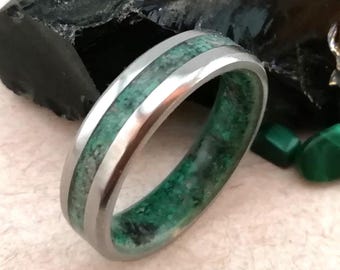 Gift for mens, Raw Malachite Obsidian Titanium Wedding Band Ring: Beveled Edge