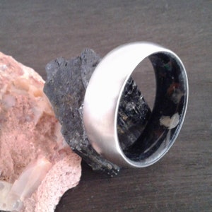 Unieke trouwring, zwarte toermalijn en opaal van vuur, titanium trouwring, heren trouwring, trouwring voor vrouwen, 8 mm, ruwe steen, Unisex