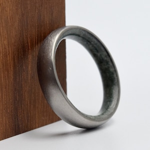 Anello in titanio spazzolato e agata muschiata: fede nuziale ipoallergenica