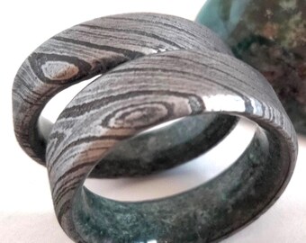 Unisex gift, Set of two rings with a Damascus steel band and a raw Moss Agate natural stone inside, Wedding rings, Engagement bands