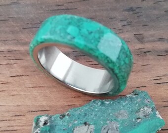 Raw stone ring, Mens wedding band, Raw stone, Titanium band, Malachite ring, Man wedding band, Hipoallergenic ring, 7mm, Green ring