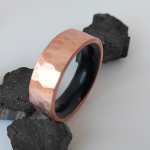 Unique hammered copper wedding rings for mens, Natural Raw black Tourmaline stone, His and hers boho rings, Crystal Promise rings, 7mm band