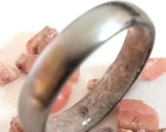 Womens gift rings, Round titanium ring with pink rhodochrosite natural stone inside, Hipoallergenic unisex wedding rings, His and hers band