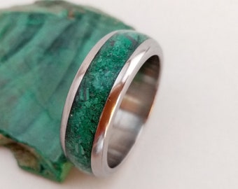 Crystal ring for mens, Gemstone for women, Raw green Malachite, Mens wedding band, Engagement ring, Promise rings, Titanium Anniversary ring