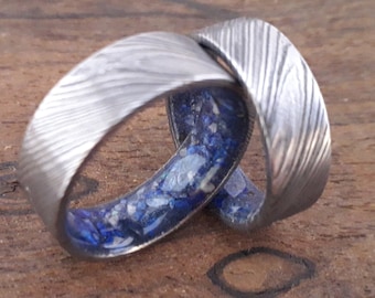 Unique his and hers wedding bands Couple's set Damascus steel wedding rings Women's wedding bands Men's wedding bands Lapis lazuli raw stone