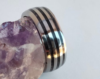 Round titanium wedding band unisex, His and hers Raw Amethyst ring, Hipoallergenic Engagement rings, Crystal he or she Promise 7mm band