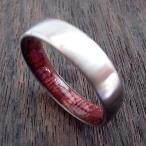 Alternatieve Verlovingsring Verloving Band Ring voor Vrouwen Mens Trouwring 6mm Band Houten Trouwring Titanium Band Paars Hart Houten Ring